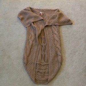 Stylish sleeveless sweater jacket